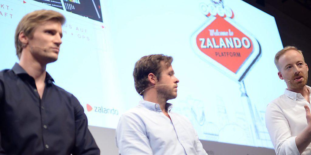 Die Zalando-Chefs David Schneider, Robert Gentz und Rubin Ritter freuen sich über noch höhere Gewinne. (Archiv).