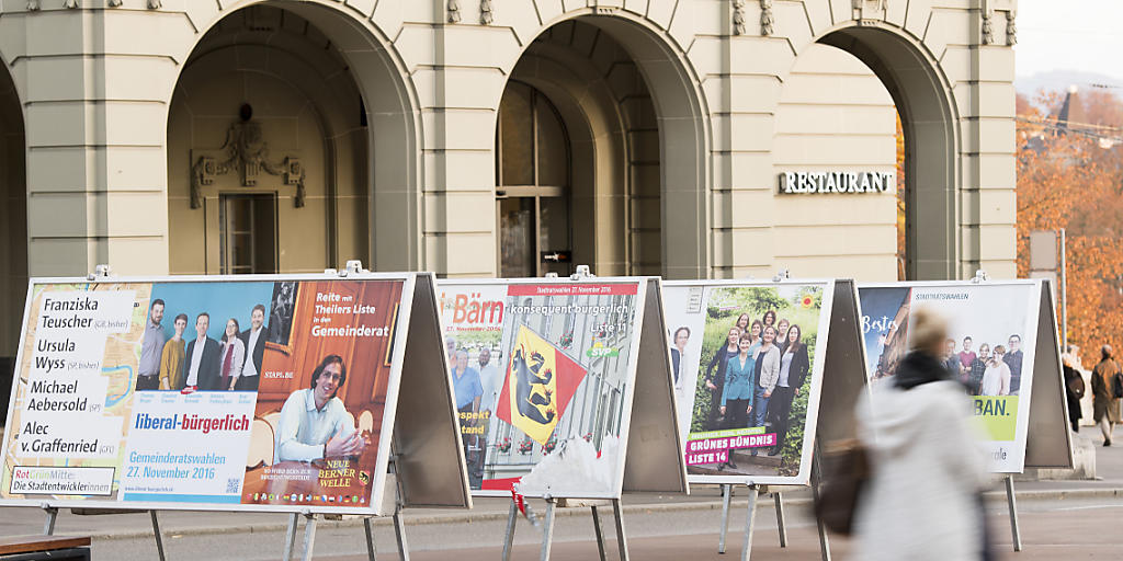 Kandidatinnen und Kandidaten werben auf Wahlplakaten in Bern um die Gunst der Wählerschaft für die Gemeinderatswahlen.