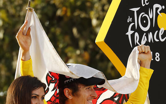 Geraint Thomas bei der Siegerehrung am Sonntagabend in Paris