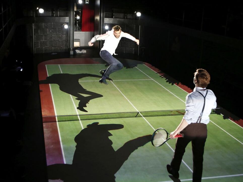 Das Theater Neumarkt in Zürich hat am 18. Januar 2018 Robert Menasses Roman "Die Hauptstadt" für die Bühne adaptiert. Regie führte Tom Kühnel. Zu sehen sind Simon Brusis (hinten) und Miro Maurer (vorn).