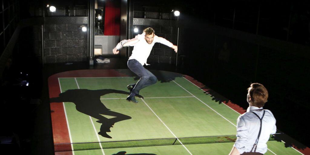 Das Theater Neumarkt in Zürich hat am 18. Januar 2018 Robert Menasses Roman "Die Hauptstadt" für die Bühne adaptiert. Regie führte Tom Kühnel. Zu sehen sind Simon Brusis (hinten) und Miro Maurer (vorn).