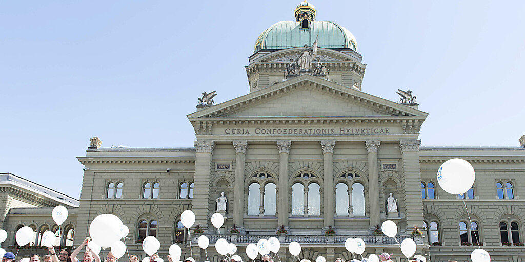 Auch die bunte Aktion zur Einreichung der Vaterschaftsurlaubsinitiative konnte den Bundesrat nicht vom Anliegen &uuml;berzeugen. Er schl&auml;gt stattdessen Alternativen vor. (Archiv)
