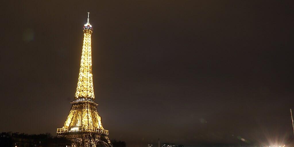 Der Eiffelturm in Paris zieht wieder mehr Besucher an.