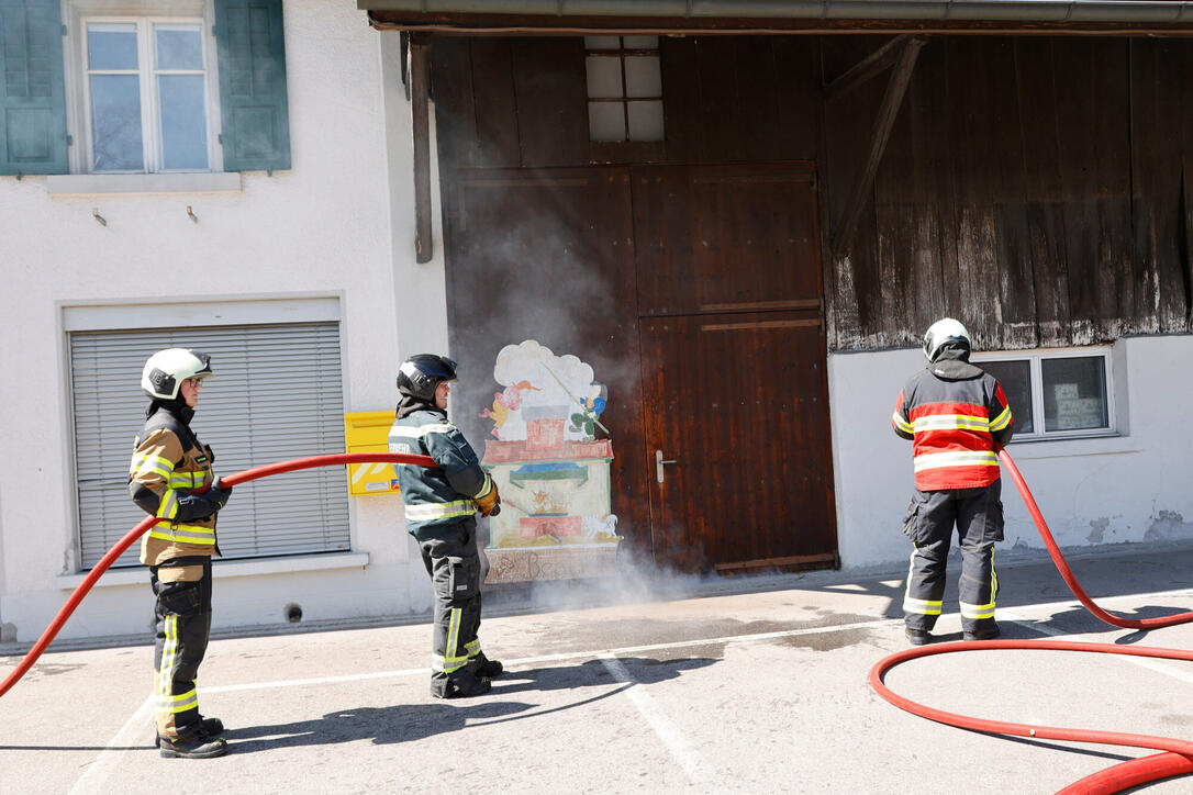 Schluss&uuml;bung beim Kurs f&uuml;r neue Feuerwehrleute beim "Restaurant L&ouml;wen&raquo; in Gamprin-Bendern.
