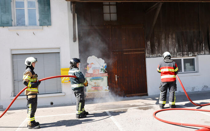 Schluss&uuml;bung beim Kurs f&uuml;r neue Feuerwehrleute beim "Restaurant L&ouml;wen&raquo; in Gamprin-Bendern.