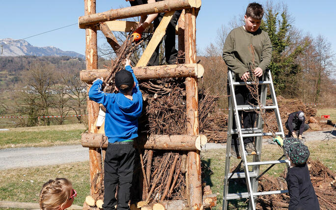 Kinder bauen Funken in Schaanwald