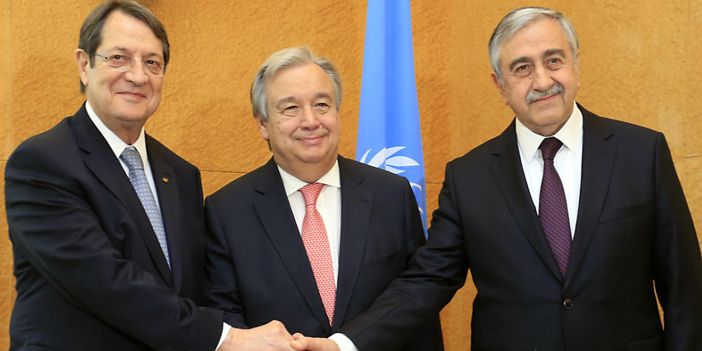 Zyperns Präsident Nicos Anastasiades (l) und der Anführer der türkischen Zyprer, Mustafa Akinci (r) mit UNO-Generalsekretär Antonio Guterres (Archiv)