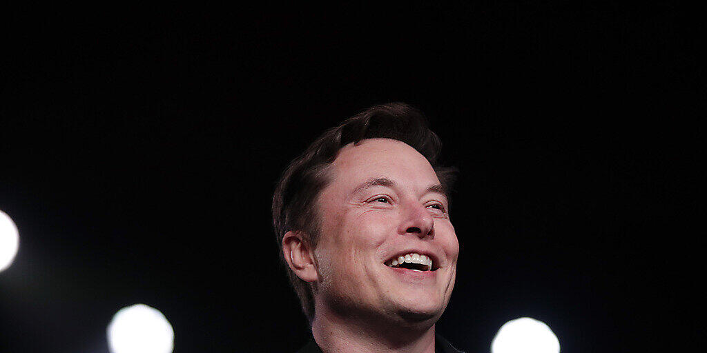 Tesla-Chef Elon Musk zeigt sich optimistisch für den Autohersteller und lässt damit die Tesla-Titel an der Börse steigen. (Archivbild)