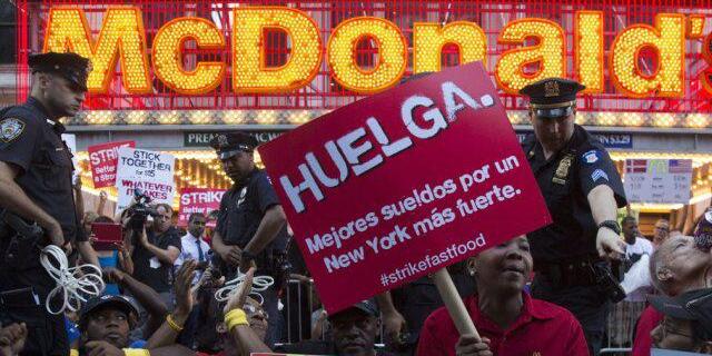 Proteste vor einer New Yorker McDonald's-Filiale im September Proteste vor einer New Yorker McDonald's-Filiale im September