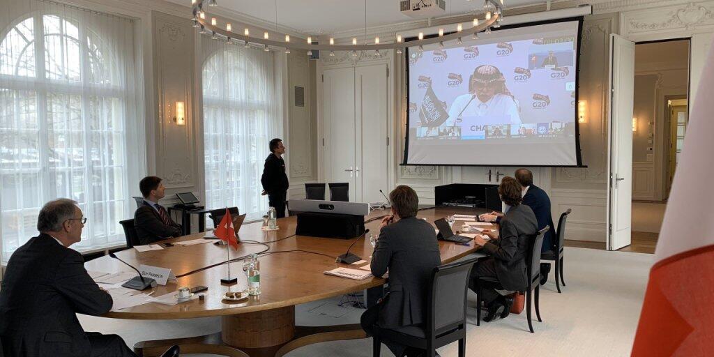 Blick ins Sitzungszimmer mit der Videoschaltung zu den G-20 Handelsministern. Links am unteren Tischende Wirtschaftsminister Guy Parmelin.