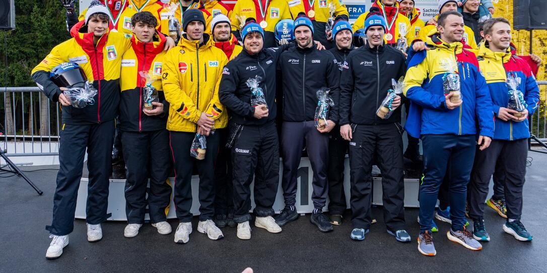 Die Liechtensteiner Bobathleten (vorne, mitte) freuen sich mit den anderen Nationen über einen erfolgreichen Wettkampf.