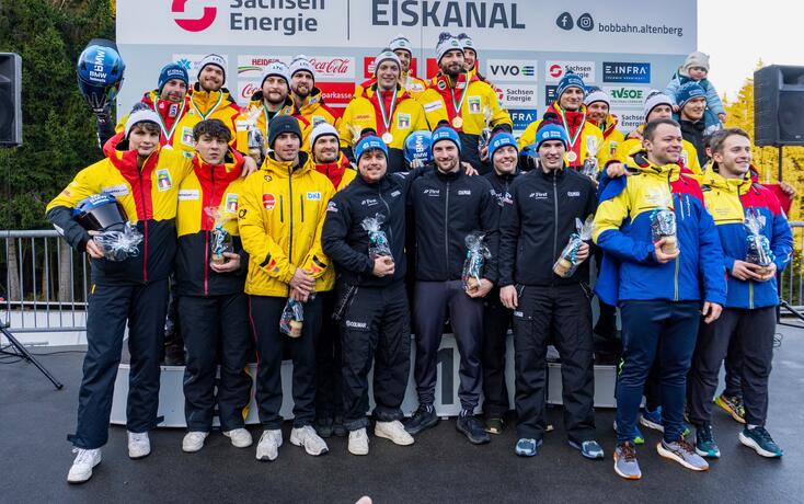 Die Liechtensteiner Bobathleten (vorne, mitte) freuen sich mit den anderen Nationen über einen erfolgreichen Wettkampf.