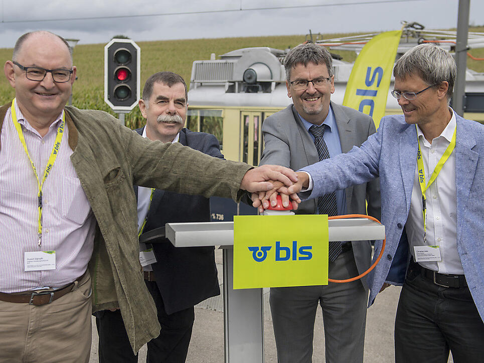 Sie stellten das Signal auf Grün (v.l.): Rudolf Stämpfli (BLS), René Maire (Gemeinde Mühleberg), Peter Füglistaler (Bundesamt für Verkehr), Christan Aebi (Kanton Bern).