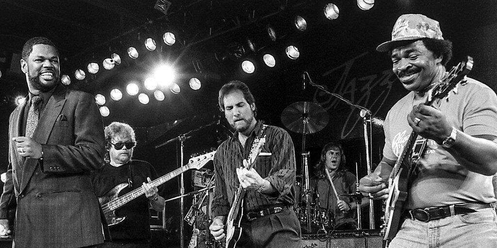 Matt "Guitar" Murphy (r) im Juli 1988 während eines Auftritts von "The Blues Brothers" am Jazzfestival in Montreux