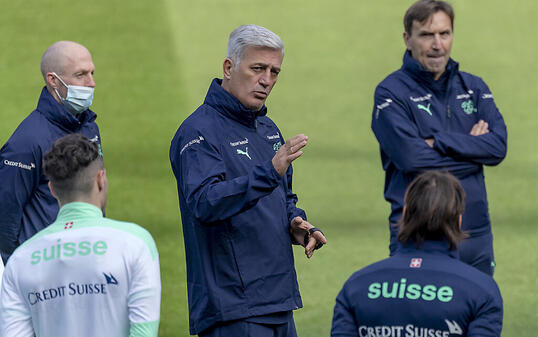 Nationalcoach Vladimir Petkovic erklärt seinen Spielern im Abschlusstraining, wie sie am Samstag gegen Spanien spielen sollen