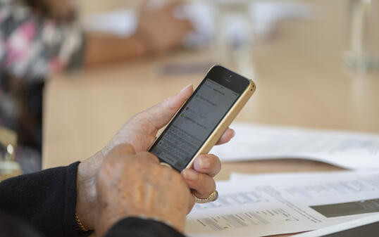 PRO SENECTUTE, GEMEINNUETZIGE STIFTUNG, 50+, KOMMUNIKATION, SMARTPHONE, MOBILE, MOBILTELEFON, HANDY, NATEL, IPHONE, TABLET, TABLET PC, IPAD, KURS, EINFUEHRUNGSKURS, SENIORENKURS,