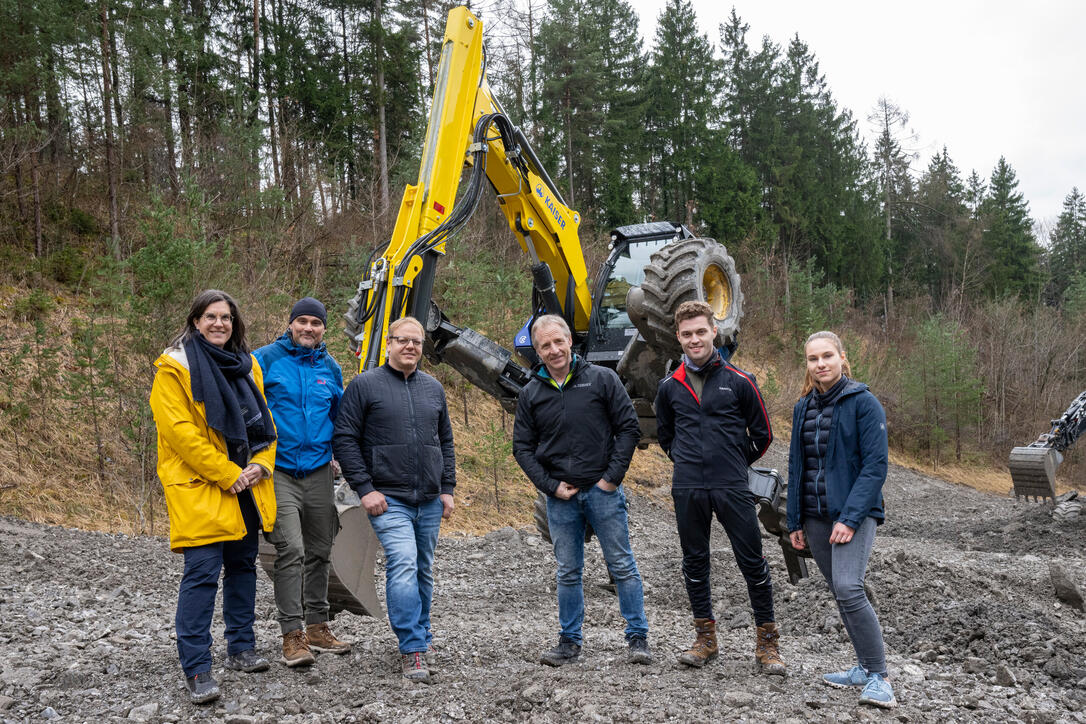 240301 WR Gewinner Wirtschaftswunder Wettbewerb Baggerfahren mit der «Kaiser AG» Schaanwald, danach in der Rüfe Schaanwald