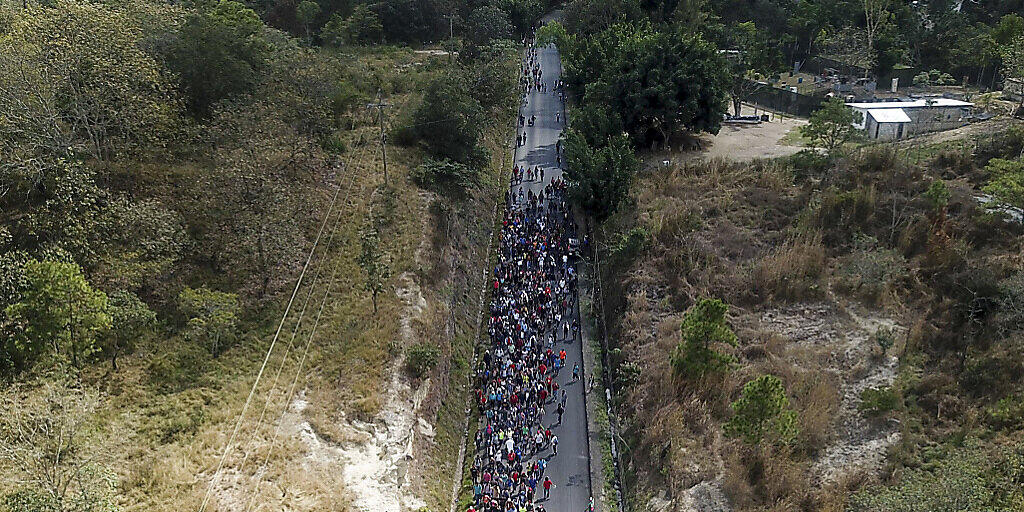 Über tausend Flüchtlinge aus Honduras haben die Grenze zu Guatemala durchbrochen.