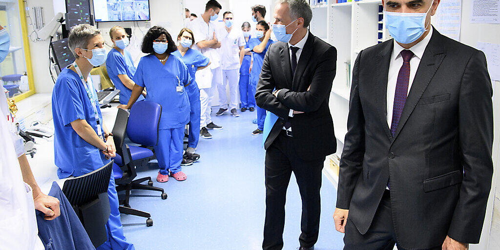 Gesundheitsminister Alain Berset (r.) verschaffte sich diese Woche ein Bild über die Lage in einem Spital im Kanton Neuenburg.