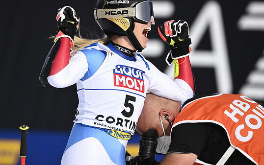 Lara Gut-Behrami jubelt im Zielraum, als sie sieht, wie die zur Halbzeit f&uuml;hrende Amerikanerin Mikaela Shiffrin die Ziellinie mit zwei Hundertsteln R&uuml;ckstand &uuml;berquert