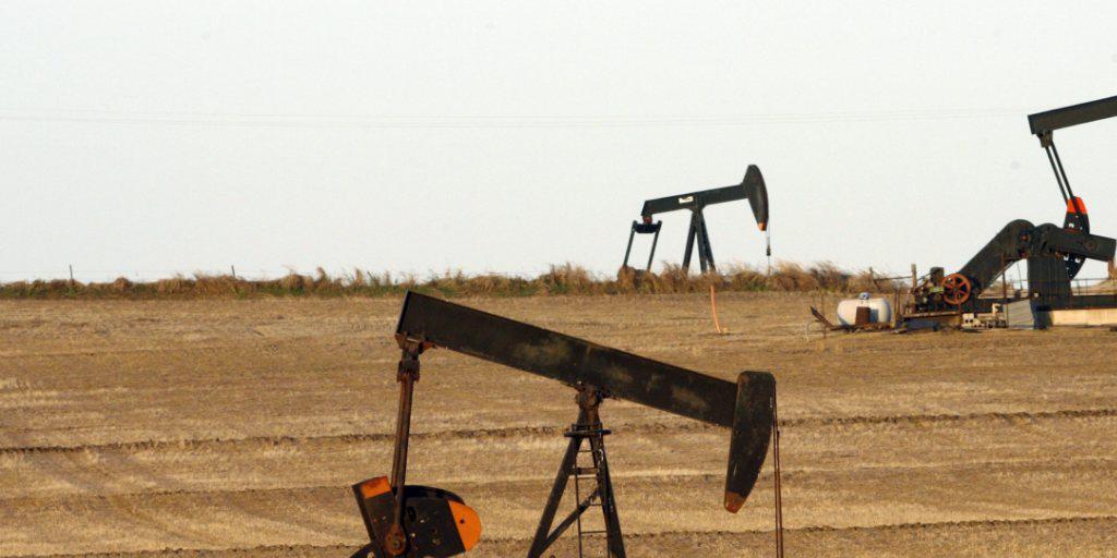 Weniger Ölproduktion: Die OPEC-Staaten dürften am Donnerstag eine weitere Ölförderkürzung beschliessen. (Symbolbild) Weniger Ölproduktion: Die OPEC-Staaten dürften am Donnerstag eine weitere Ölförderkürzung beschliessen. (Symbolbild)