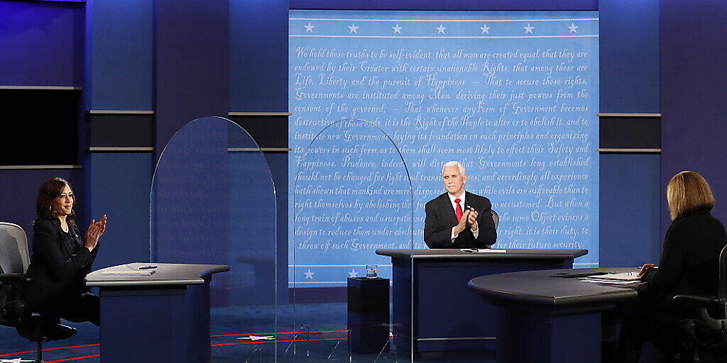 Im US-Wahlkampf haben sich die Kandidaten für das Vizepräsidentenamt Kamala Harris (links) und Mike Pence (Mitte) im Fernsehen duelliert. Im US-Wahlkampf haben sich die Kandidaten für das Vizepräsidentenamt Kamala Harris (links) und Mike Pence (Mitte) im Fernsehen duelliert.