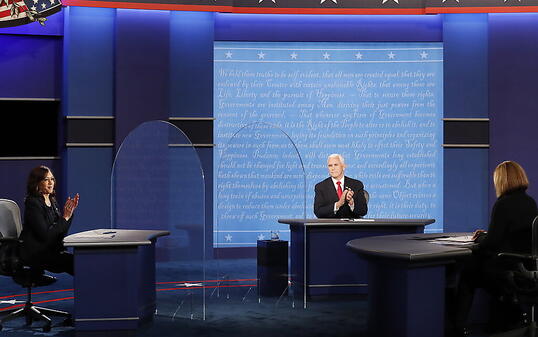 Im US-Wahlkampf haben sich die Kandidaten für das Vizepräsidentenamt Kamala Harris (links) und Mike Pence (Mitte) im Fernsehen duelliert.