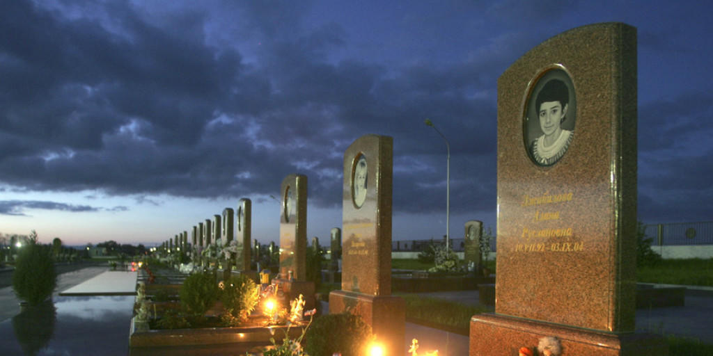Gräber von bei der blutigen Stürmung der Grundschule von Beslan im Jahr 2004 getöteten Kindern. Der Europäische Gerichtshof für Menschenrechte (EGMR) hat Russland am Donnerstag wegen der blutigen Beendigung des Geiseldramas verurteilt. (Archiv)