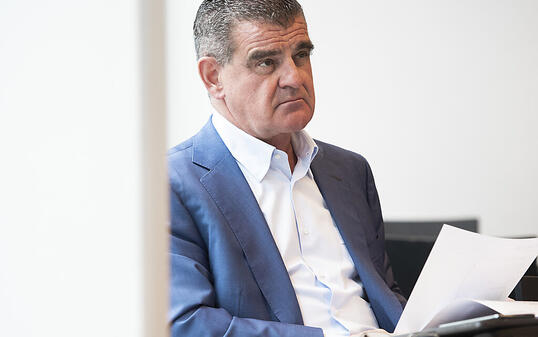 Verwaltungsratspr&auml;sident Peter Spuhler verfolgt die Bilanzmedienkonferenz der Stadler Rail in Bussnang.