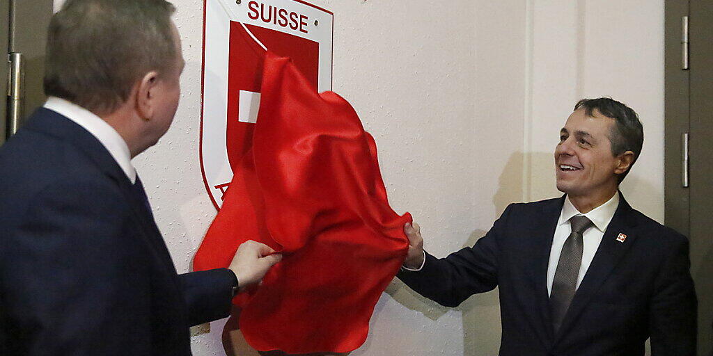 Aussenminister Ignazio Cassis (rechts) enthüllt das Schweizer Wappen an der Schweizer Botschaft in Minsk. Aussenminister Ignazio Cassis (rechts) enthüllt das Schweizer Wappen an der Schweizer Botschaft in Minsk.
