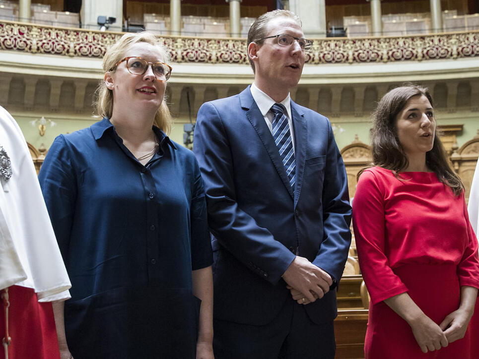 Die zwei neuen Nationalrätinnen, Aline Trede, Grüne, und Flavia Wasserfallen, SP, und der neue Nationalrat, Adrian Wüthrich, SP, bei der Vereidigung im Nationalrat. (KEYSTONE/Peter Klaunzer)