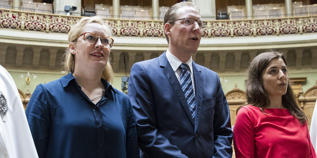 Die zwei neuen Nationalrätinnen, Aline Trede, Grüne, und Flavia Wasserfallen, SP, und der neue Nationalrat, Adrian Wüthrich, SP, bei der Vereidigung im Nationalrat. (KEYSTONE/Peter Klaunzer)