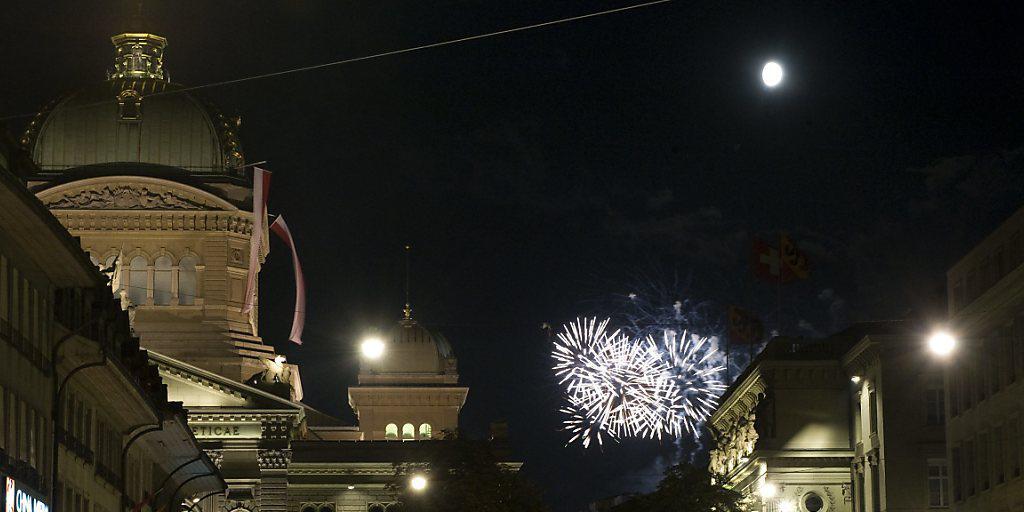 Das Feuerwerk auf dem Berner Hausberg Gurten - hier vom Bundesplatz aus gesehen - droht dieses mal dem Feuerverbot zum Opfer zu fallen.
