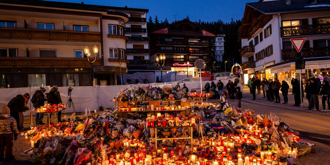 BLUMEN, KERZEN, BAR, CLUB, FEUER, FEUERSBRUNST, BRAND, TRAUER, GEDENKEN, "LE CONSTELLATION", GEDENKEN,  BRANDKATASTROPHE,