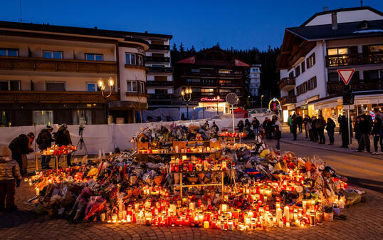 BLUMEN, KERZEN, BAR, CLUB, FEUER, FEUERSBRUNST, BRAND, TRAUER, GEDENKEN, "LE CONSTELLATION", GEDENKEN,  BRANDKATASTROPHE,