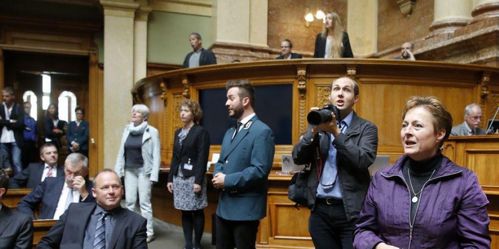 "S'isch mer alles eis Ding": Als Ratsweibel, Journalisten, Fotografen und Ratsangestellte getarnte Sänger überraschen den Nationalrat am letzten Tag der Herbstsession. "S'isch mer alles eis Ding": Als Ratsweibel, Journalisten, Fotografen und Ratsangestellte getarnte Sänger überraschen den Nationalrat am letzten Tag der Herbstsession.