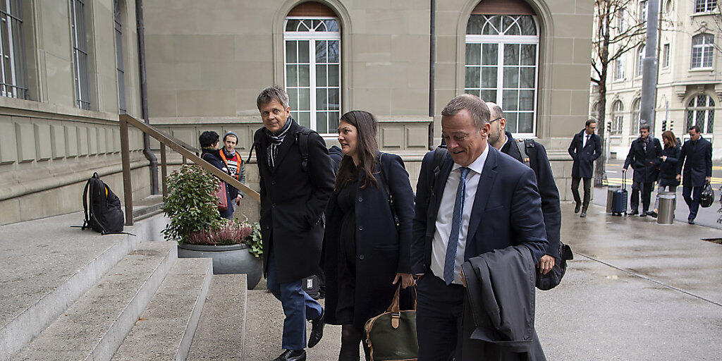 GLP-Parteipräsident Jürg Grossen (links), GLP-Fraktionschefin Tiana Angelina Moser (Mitte) und BDP-Parteipräsident Martin Landolt (rechts) auf dem Weg zur Konsultation bei Bundesrat Ignazio Cassis zum institutionellen Rahmenabkommen mit der EU.