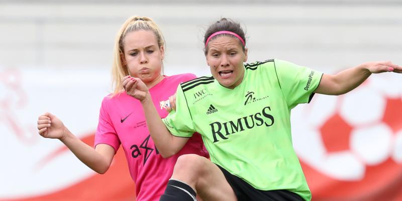 Lucia Ondrusova (rechts) von Neunkirch kämpft gegen die FCZ-Spielerin Riana Fischer