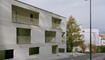 Architektur in Liechtenstein: Ein Schottenbau mit  offenem Laubengang