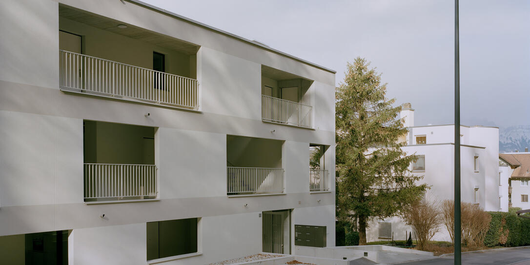 Architektur in Liechtenstein: Ein Schottenbau mit offenem Laubengang
