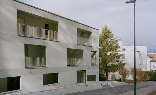 Architektur in Liechtenstein: Ein Schottenbau mit  offenem Laubengang