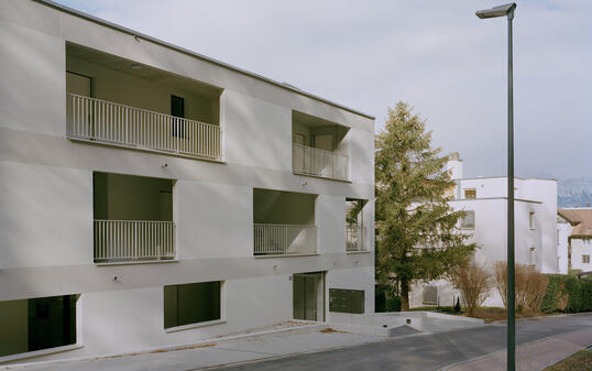 Architektur in Liechtenstein: Ein Schottenbau mit  offenem Laubengang