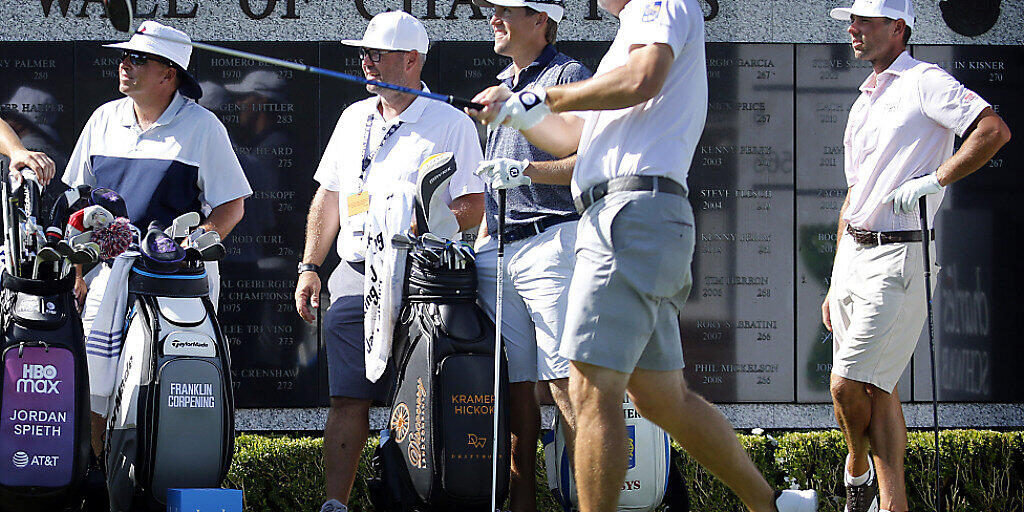 Ryan Palmer (vorne) machte am Donnerstag den ersten Abschlag nach der Corona-Pause auf der US PGA Tour Ryan Palmer (vorne) machte am Donnerstag den ersten Abschlag nach der Corona-Pause auf der US PGA Tour