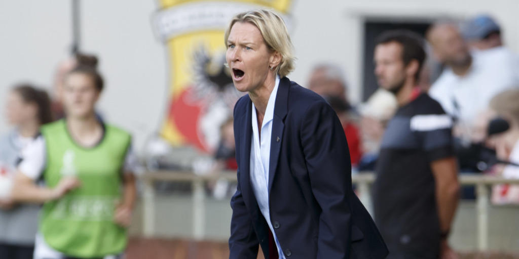 Auch die Anweisungen von Martina Voss-Tecklenburg helfen den Schweizerinnen beim EM-Auftakt nicht weiter