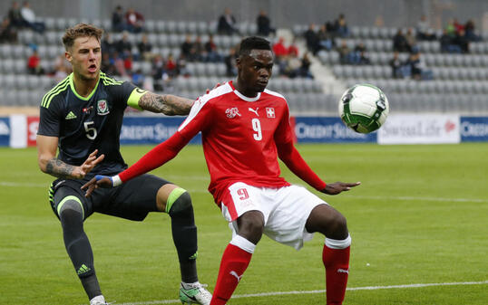 Dimitri Oberlin, hier im Duell mit dem Waliser Joseph Rodon vor vier Tagen, brachte die Schweiz gegen Rumänien in Führung