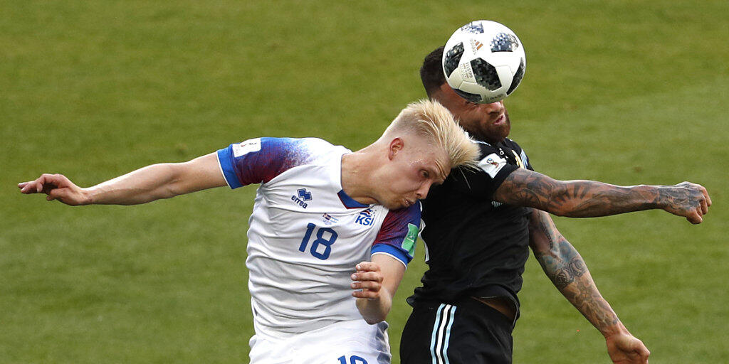 Islands Hordur Magnusson (links) geht im Luftduell mit Nicolas Otamendi dahin, wo es wehtut