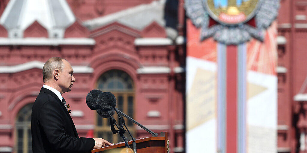 Russlands Präsident Wladimir Putin hält eine Rede anlässlich der Militärparade zum 75. Jahrestag des Sieges der Sowjetunion über Hitler-Deutschland auf dem Roten Platz. Foto: Sergey Pyatakov/Host Photo Agency/dpa