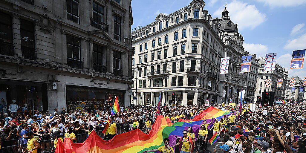 Grosser Pride-Umzug durch London vor zahlreich erschienenem Publikum