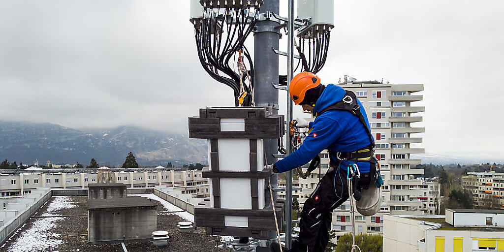 Ein Techniker installiert im April dieses Jahres auf einem Genfer Gebäude eine 5G-Antenne. (Archivbild)