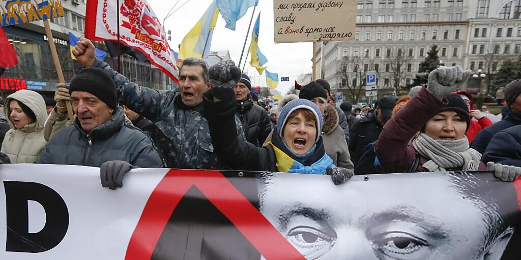 Tausende sind am Sonntag in Kiew auf die Strasse gegangen, um gegen den ukrainischen Präsidenten Petro Poroschenko zu demonstrieren.